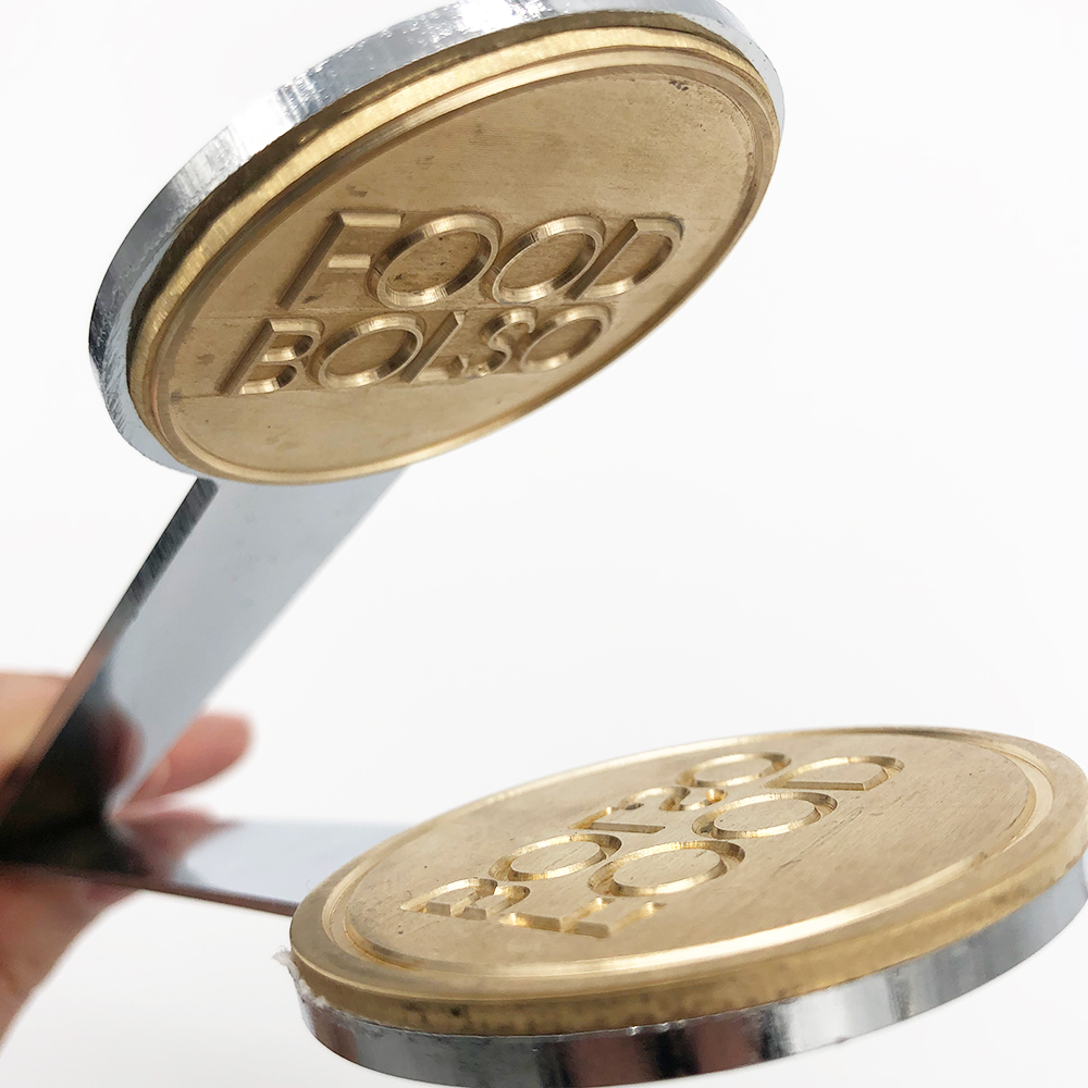 オリジナルロゴをおしゃれな立体感で演出するエンボッサー(型押しスタンプ)